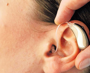 Как спрятать слуховой аппарат в прическе
